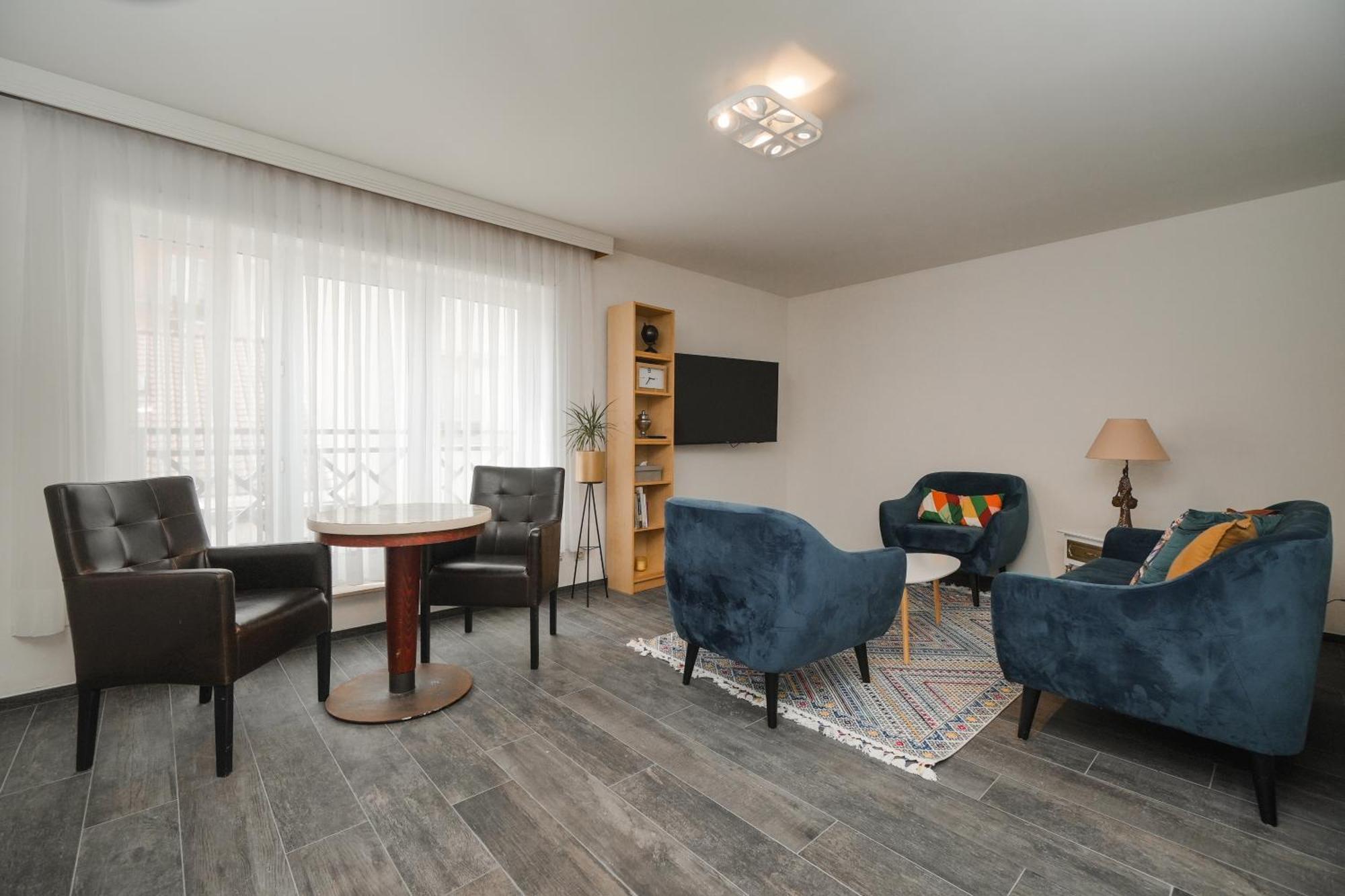 Yvonne Apartment *