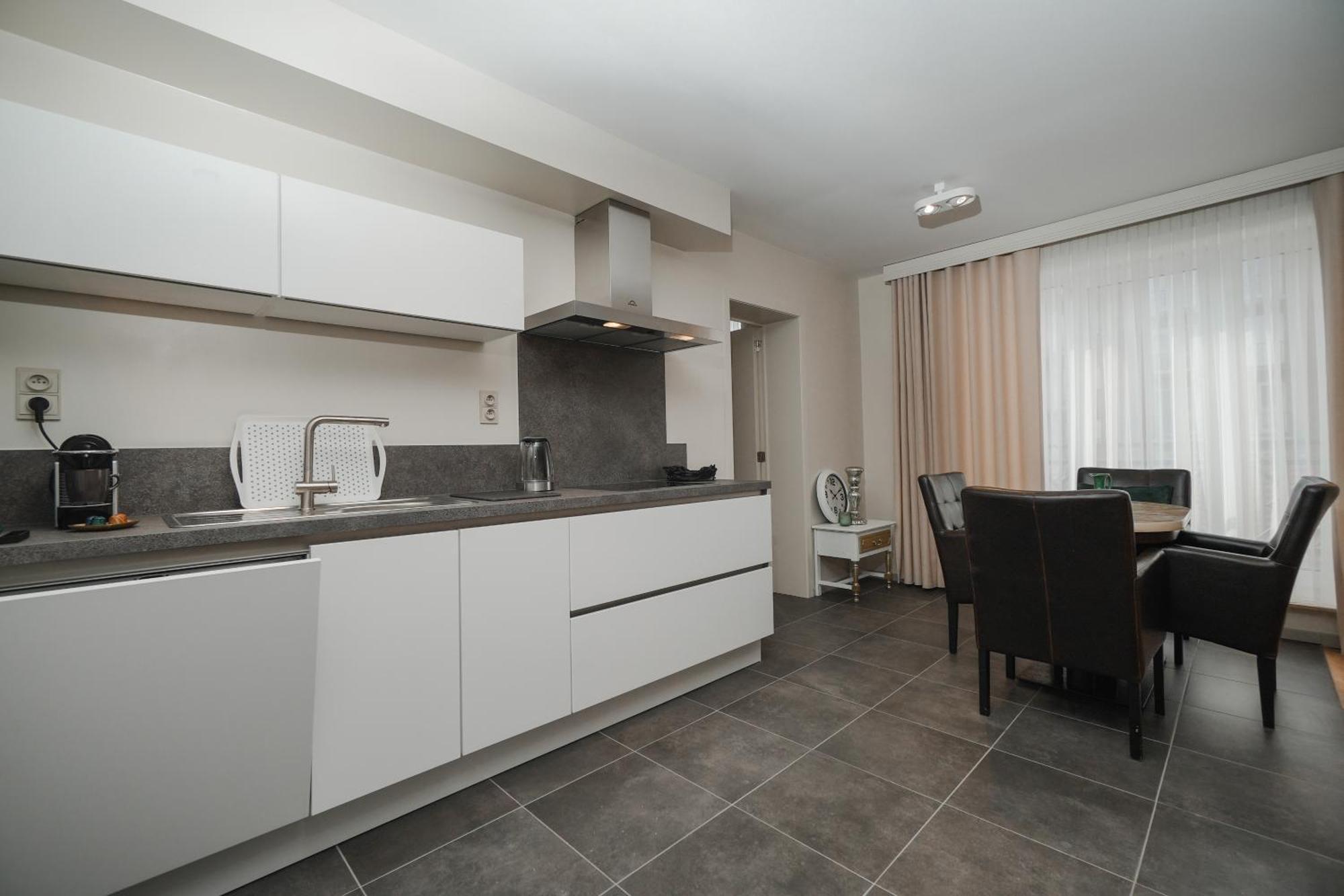 Yvonne Apartment *